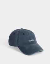 Gorra de béisbol azul denim con efecto lavado y bordado frontal con la palabra "Tokyo" en blanco. Ajuste trasero con hebilla metálica.