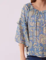 Blusa Zac & Rachel estampada, de gasa, con cuello redondo fruncido y mangas 3/4 amplias con volados.