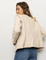 Chaqueta de tweed color beige, marca Nanette. Tiene cuello a la base, abertura central, bolsillos delanteros, puños con botones perlados, terminación desflecada y forro interno.