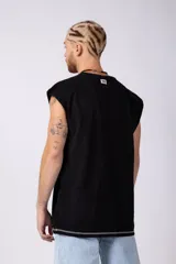 Musculosa color crudo de algodón estilo sudadera, corte oversize, con costuras verticales visibles en el frente y ruedo.