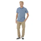 Camisa de manga corta azul con bolsillo en el pecho.