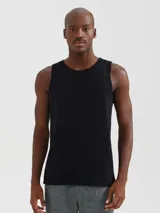 Musculosa azul de corte clásico, con cuello redondo y sisas amplias.