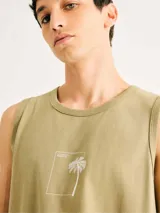 Musculosa celeste con estampa geométrica en el pecho.