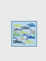 Pañuelo cuadrado de seda color blanco con estampado de aves en tonos naranja, amarillo, verde y azul. Tiene borde con logo Longchamp y ribete verde.