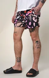 Short de baño negro con estampado abstracto en tonos naranja, lila y beige.