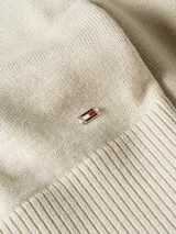 Túnica color beige de punto con cuello en V y sisas amplias.