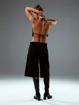 Top negro con lentejuelas, corte halter y espalda descubierta.
