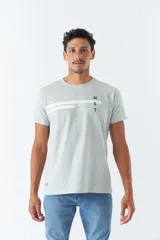 Remera de hombre color gris con logo y arte estampado en el frente, corte regular y mangas cortas.