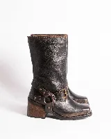 Bota de cuero color marrón oscuro, de caña media, con hebilla y tachas decorativas.