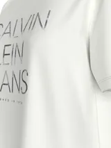 Remera blanca de algodón con cuello redondo y mangas cortas. Estampado frontal con el logo de Calvin Klein Jeans en color gris y la leyenda "Established in 1978".