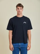 Remera blanca de algodón con logo Rusty pequeño estampado en el pecho.