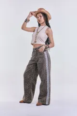 Pantalón de jean de corte ancho con estampado animal print y rayas blancas laterales.