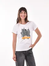 Remera blanca de algodón con estampado de la ciudad de Nueva York en negro y amarillo.