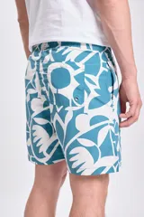 Short de baño blanco con estampado abstracto en color verde.