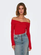 Top rojo con hombros descubiertos, mangas largas y detalle de lazo decorativo.