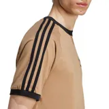 Remera color arena de corte clásico con cuello redondo y mangas cortas raglán con ribete negro. Presenta las tres rayas características de Adidas en negro a lo largo de las mangas y el logo de Adidas bordado en negro en el pecho.