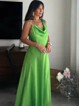 Vestido largo verde manzana de satén, con breteles finos y escote drapeado.