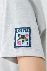 Remera de manga corta color gris claro con logo pequeño en la manga.