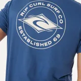 Remera azul de manga corta con logo estampado en el pecho.