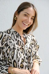 Camisa de manga larga con cuello mao y estampado animal print en tonos crudo, negro y marrón.