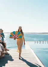 Vestido camisero largo de lino con estampado geométrico en tonos naranja y blanco. Tiene cuello mao, cierre frontal con botones de nácar, bolsillos plaqué y mangas largas que pueden arremangarse. El print Mattone D’Oro fue pintado a mano.