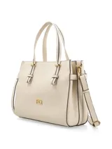 Cartera tipo shopper color crema, de cuero liso, con doble asa corta y correa larga extraíble. Tiene cierre principal, bolsillo externo con cierre, bolsillo interno con cierre y forro textil.