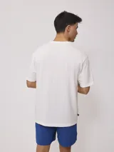 Remera negra de corte holgado confeccionada en algodón.