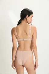 Bombacha vedetina color piel con detalle de encaje en la cintura.