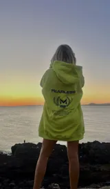 Hoodie oversize color verde neón con capucha, bolsillo canguro y puños ajustados. Estampado pequeño en el pecho con logo de la marca.