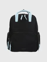 Mochila negra de nylon con detalles en celeste, marca Hush Puppies. Tiene un compartimento principal con cierre, un bolsillo frontal con cierre y dos bolsillos laterales con cierre. Las correas son ajustables y acolchadas.