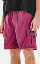 Bermuda cargo color borgoña de corderoy liviano, con bolsillos amplios con solapa, fuelle y detalles en cinta gross, elástico en la cintura y calce oversize.