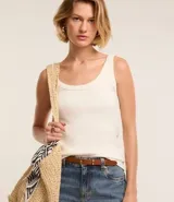 Musculosa negra de rib de algodón, con escote redondo.