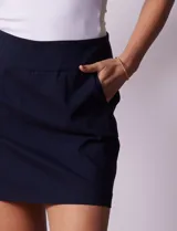 Minifalda azul marino de gabardina elastizada con pretina ancha elastizada, bolsillos delanteros y short interno. Marca Zac & Rachel.