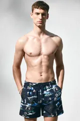 Short de baño azul marino con estampado de motivos playeros, cintura elastizada con cordón de ajuste, bolsillos laterales y bolsillo trasero con velcro.