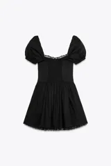 Vestido corto negro de popelín con escote cuadrado, mangas cortas abullonadas, bolsillos laterales ocultos y detalle de encaje a tono.