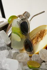 Lentes de sol de acetato color gris transparente, con forma rectangular redondeada y lentes oscuros.