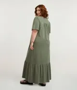 Vestido midi verde esmeralda de algodón, con escote en V, mangas cortas abullonadas y falda con volados.