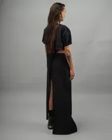 Falda larga negra con abertura lateral y cierre metálico.