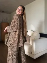 Conjunto de buzo y pantalón de tejido de punto con estampado animal print. El buzo es de corte holgado y el pantalón es de corte recto.