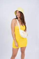 Vestido corto strapless color celeste ajustado al cuerpo.