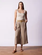 Pantalón capri de gasa bambula color marrón, marca Dictionary. Tiene pretina ancha con elástico en la parte trasera, bolsillos delanteros y pierna ancha. Incluye cinturón.
