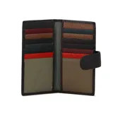 Monedero negro de cuero con textura granulada, cierre con doble broche metálico y logo grabado en la parte inferior. Interior color marrón claro.