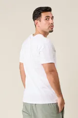 Bermuda deportiva de nylon color verde oliva, corte suelto, con cintura elástica y cordón de ajuste. Presenta detalles de líneas reflectantes en los costados y bolsillos con cierre.