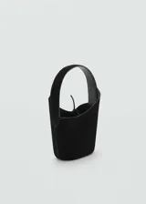 Bolso tipo bucket pequeño, color negro, con asa corta integrada y cierre de lazo ajustable.