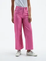 Pantalón jean de tiro alto, corte recto y pierna ancha, color fucsia brillante.
