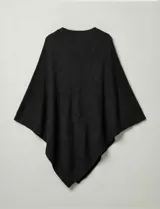 Poncho tejido de punto grueso, color mostaza/mostaza oscuro, con cuello redondo y caída amplia.