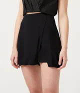 Short pollera negro de viscosa con cierre de cremallera trasero, corte mini y diseño cruzado con abertura frontal.