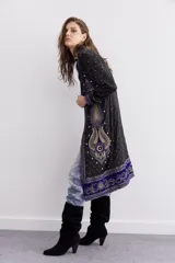 Kimono midi de satén negro con bordados de lentejuelas, mostacillas y piedras. Interior de jacquard y mangas 3/4.