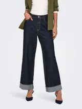 Pantalón de jean azul oscuro, de pierna ancha y tiro alto, con bragueta de botones, dobladillo doblado y pasadores para cinturón.