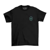 Remera negra de algodón con estampado pequeño en el pecho del logo de Twenty One Pilots en color celeste.